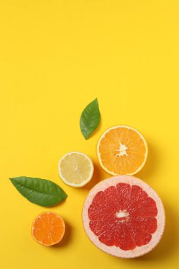 Greyfurt, limon, portakal gibi turuncu meyveler. Taze C vitamini kaynağı, bağışıklığın artması, toksinlerin çıkarılması, doğal sağlıklı yaşam tarzı, organik meyveler. sarı arkaplanda