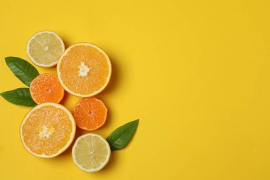 Greyfurt, limon, portakal gibi turuncu meyveler. Taze C vitamini kaynağı, bağışıklığın artması, toksinlerin çıkarılması, doğal sağlıklı yaşam tarzı, organik meyveler. sarı arkaplanda