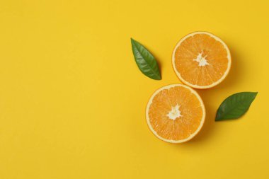 Greyfurt, limon, portakal gibi turuncu meyveler. Taze C vitamini kaynağı, bağışıklığın artması, toksinlerin çıkarılması, doğal sağlıklı yaşam tarzı, organik meyveler. sarı arkaplanda