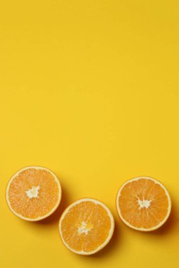 Greyfurt, limon, portakal gibi turuncu meyveler. Taze C vitamini kaynağı, bağışıklığın artması, toksinlerin çıkarılması, doğal sağlıklı yaşam tarzı, organik meyveler. sarı arkaplanda