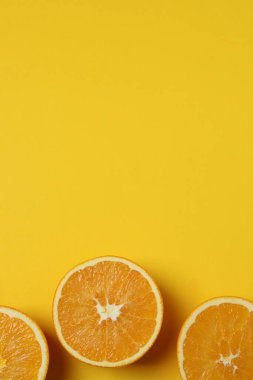 Greyfurt, limon, portakal gibi turuncu meyveler. Taze C vitamini kaynağı, bağışıklığın artması, toksinlerin çıkarılması, doğal sağlıklı yaşam tarzı, organik meyveler. sarı arkaplanda