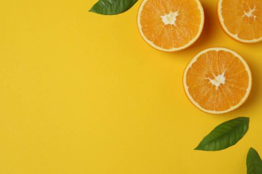 Greyfurt, limon, portakal gibi turuncu meyveler. Taze C vitamini kaynağı, bağışıklığın artması, toksinlerin çıkarılması, doğal sağlıklı yaşam tarzı, organik meyveler. sarı arkaplanda