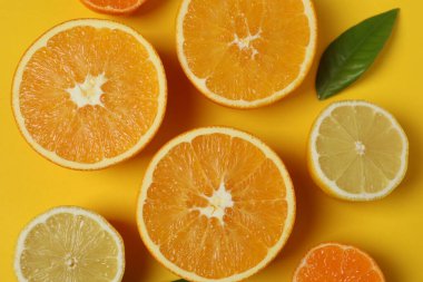 Greyfurt, limon, portakal gibi turuncu meyveler. Taze C vitamini kaynağı, bağışıklığın artması, toksinlerin çıkarılması, doğal sağlıklı yaşam tarzı, organik meyveler. sarı arkaplanda