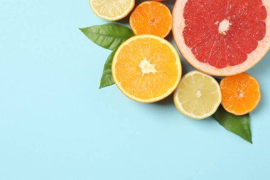 Greyfurt, limon, portakal gibi turuncu meyveler. Taze C vitamini kaynağı, bağışıklığın artması, toksinlerin çıkarılması, doğal sağlıklı yaşam tarzı, organik meyveler. mavi arkaplanda