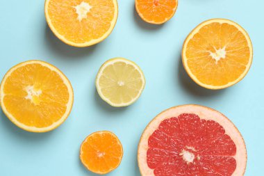 Greyfurt, limon, portakal gibi turuncu meyveler. Taze C vitamini kaynağı, bağışıklığın artması, toksinlerin çıkarılması, doğal sağlıklı yaşam tarzı, organik meyveler. mavi arkaplanda