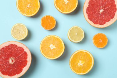 Greyfurt, limon, portakal gibi turuncu meyveler. Taze C vitamini kaynağı, bağışıklığın artması, toksinlerin çıkarılması, doğal sağlıklı yaşam tarzı, organik meyveler. mavi arkaplanda