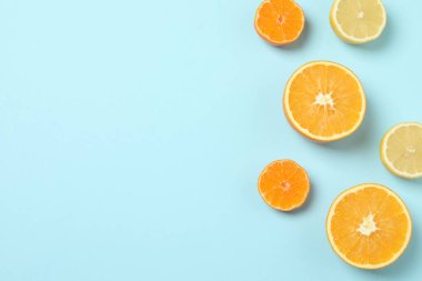 Greyfurt, limon, portakal gibi turuncu meyveler. Taze C vitamini kaynağı, bağışıklığın artması, toksinlerin çıkarılması, doğal sağlıklı yaşam tarzı, organik meyveler. mavi arkaplanda