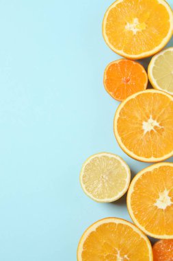 Greyfurt, limon, portakal gibi turuncu meyveler. Taze C vitamini kaynağı, bağışıklığın artması, toksinlerin çıkarılması, doğal sağlıklı yaşam tarzı, organik meyveler. mavi arkaplanda