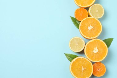 Greyfurt, limon, portakal gibi turuncu meyveler. Taze C vitamini kaynağı, bağışıklığın artması, toksinlerin çıkarılması, doğal sağlıklı yaşam tarzı, organik meyveler. mavi arkaplanda