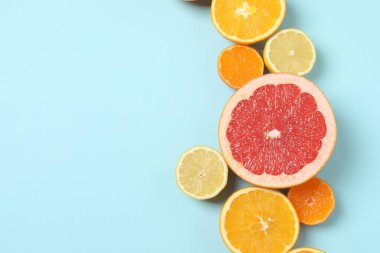 Greyfurt, limon, portakal gibi turuncu meyveler. Taze C vitamini kaynağı, bağışıklığın artması, toksinlerin çıkarılması, doğal sağlıklı yaşam tarzı, organik meyveler. mavi arkaplanda