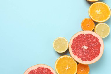 Greyfurt, limon, portakal gibi turuncu meyveler. Taze C vitamini kaynağı, bağışıklığın artması, toksinlerin çıkarılması, doğal sağlıklı yaşam tarzı, organik meyveler. mavi arkaplanda