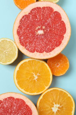 Greyfurt, limon, portakal gibi turuncu meyveler. Taze C vitamini kaynağı, bağışıklığın artması, toksinlerin çıkarılması, doğal sağlıklı yaşam tarzı, organik meyveler. mavi arkaplanda