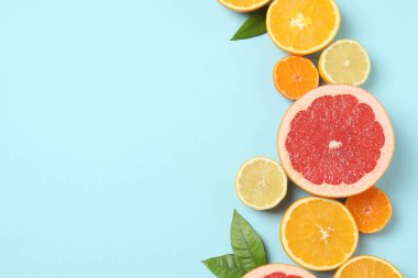 Greyfurt, limon, portakal gibi turuncu meyveler. Taze C vitamini kaynağı, bağışıklığın artması, toksinlerin çıkarılması, doğal sağlıklı yaşam tarzı, organik meyveler. mavi arkaplanda