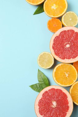 Greyfurt, limon, portakal gibi turuncu meyveler. Taze C vitamini kaynağı, bağışıklığın artması, toksinlerin çıkarılması, doğal sağlıklı yaşam tarzı, organik meyveler. mavi arkaplanda