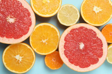 Greyfurt, limon, portakal gibi turuncu meyveler. Taze C vitamini kaynağı, bağışıklığın artması, toksinlerin çıkarılması, doğal sağlıklı yaşam tarzı, organik meyveler. mavi arkaplanda