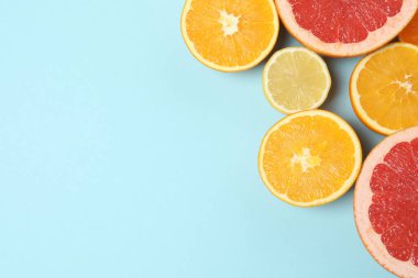 Greyfurt, limon, portakal gibi turuncu meyveler. Taze C vitamini kaynağı, bağışıklığın artması, toksinlerin çıkarılması, doğal sağlıklı yaşam tarzı, organik meyveler. mavi arkaplanda