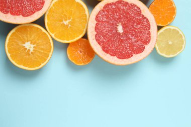 Greyfurt, limon, portakal gibi turuncu meyveler. Taze C vitamini kaynağı, bağışıklığın artması, toksinlerin çıkarılması, doğal sağlıklı yaşam tarzı, organik meyveler. mavi arkaplanda