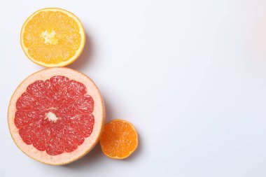 Greyfurt, limon, portakal gibi turuncu meyveler. Taze C vitamini kaynağı, bağışıklığın artması, toksinlerin çıkarılması, doğal sağlıklı yaşam tarzı, organik meyveler. beyaz arkaplanda