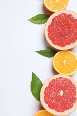 Greyfurt, limon, portakal gibi turuncu meyveler. Taze C vitamini kaynağı, bağışıklığın artması, toksinlerin çıkarılması, doğal sağlıklı yaşam tarzı, organik meyveler. beyaz arkaplanda