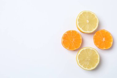 Greyfurt, limon, portakal gibi turuncu meyveler. Taze C vitamini kaynağı, bağışıklığın artması, toksinlerin çıkarılması, doğal sağlıklı yaşam tarzı, organik meyveler. beyaz arkaplanda