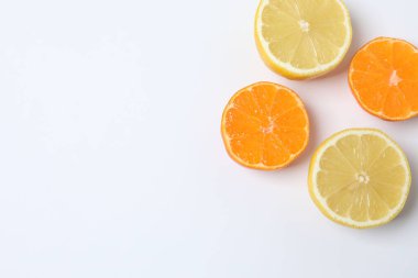 Greyfurt, limon, portakal gibi turuncu meyveler. Taze C vitamini kaynağı, bağışıklığın artması, toksinlerin çıkarılması, doğal sağlıklı yaşam tarzı, organik meyveler. beyaz arkaplanda