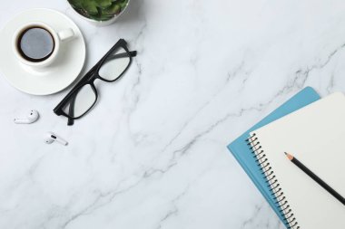 Kalem ve kahveyle masaya yaylı not defteri. Ofis kavramı. Üst görünüm.