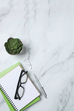 Kalem ve kahveyle masaya yaylı not defteri. Ofis kavramı. Üst görünüm.