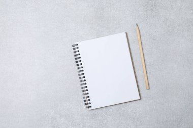 Kalem ve kahveyle masaya yaylı not defteri. Ofis kavramı. Üst görünüm.