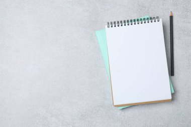 Kalem ve kahveyle masaya yaylı not defteri. Ofis kavramı. Üst görünüm.