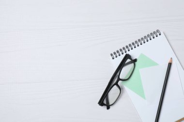 Kalem ve kahveyle masaya yaylı not defteri. Ofis kavramı. Üst görünüm.