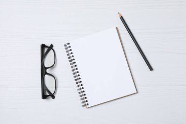 Kalem ve kahveyle masaya yaylı not defteri. Ofis kavramı. Üst görünüm.