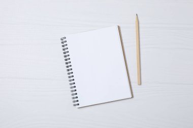 Kalem ve kahveyle masaya yaylı not defteri. Ofis kavramı. Üst görünüm.