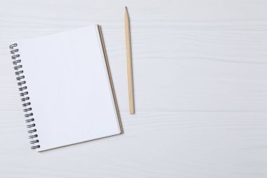 Kalem ve kahveyle masaya yaylı not defteri. Ofis kavramı. Üst görünüm.