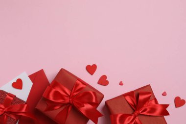 Sevgililer Günü konsepti. Kırmızı kalpli kırmızı hediyeler. Üst Manzara. Boşluğu kopyala.