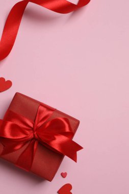 Beyaz arka planda hediye kutusu ve kırmızı kalpler, Sevgililer Günü kartı. metin için boşluk kopyala