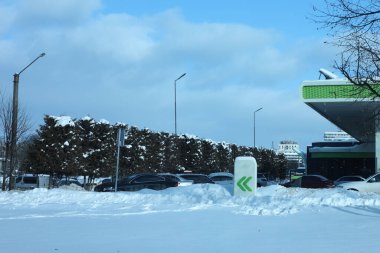 Karlı bir şehirde yol, yol işaretleri