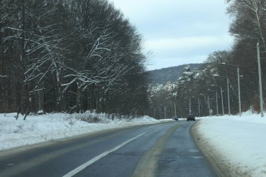 karlı bir ormanda yol