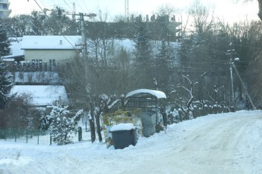 Çöplerle dolu bir çöp kutusu..