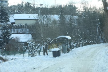 Çöplerle dolu bir çöp kutusu..