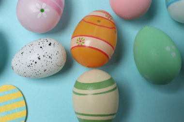 Renkli Paskalya yumurtaları ve bahar çiçekleri. metin için alanı olan mavi bir arkaplan üzerinde