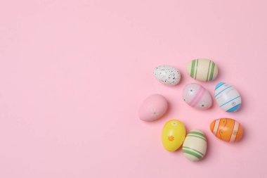 Renkli arka planda Paskalya yumurtaları, şenlikli arka plan.