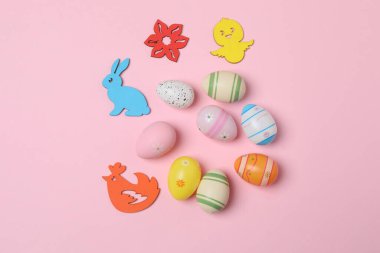 Renkli arka planda Paskalya yumurtaları, şenlikli arka plan.