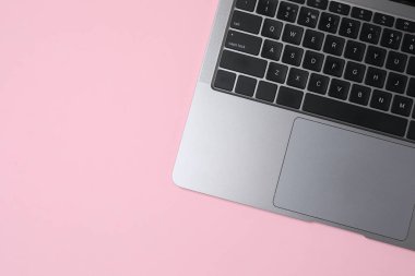 Laptop ofis masasında. Tebrik kartları için düz boş tebrik kartları ile üstteki görünüm.