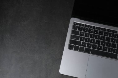 Laptop ofis masasında. Tebrik kartları için düz boş tebrik kartları ile üstteki görünüm.