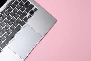 Laptop ofis masasında. Tebrik kartları için düz boş tebrik kartları ile üstteki görünüm.