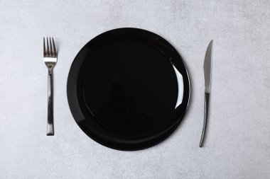 Tabak, çatal, bıçak, hediye kutusu ve kırmızı kalp ile Sevgililer Günü masa örtüsü arka plan fotokopi alanı