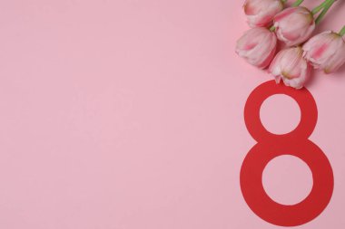 Kağıt figür 8, güzel laleler ve pembe arka planda hediye kutusu. Uluslararası Kadınlar Günü