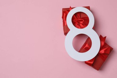 Kağıt figür 8, güzel laleler ve pembe arka planda hediye kutusu. Uluslararası Kadınlar Günü