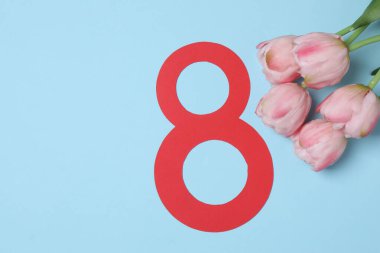 Kağıt figür 8, güzel laleler ve mavi arka planda hediye kutusu. Uluslararası Kadınlar Günü