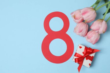 Kağıt figür 8, güzel laleler ve mavi arka planda hediye kutusu. Uluslararası Kadınlar Günü